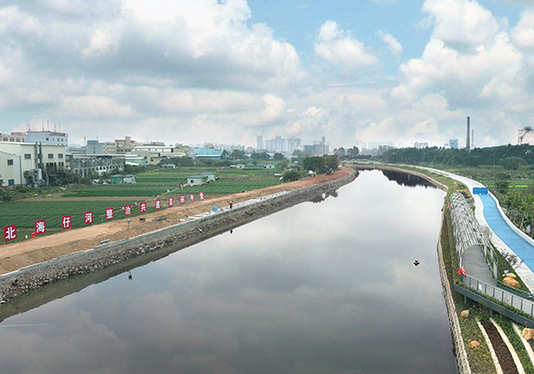 “全河段、全流域、全天候、生態(tài)修復(fù)”治理原則<br />
<br />
按照“控源截污→內(nèi)源清淤→補水活源(生態(tài)補水)→堤防整治→生態(tài)修復(fù)”的總體思路。